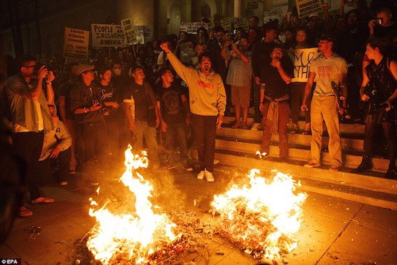 3a389d3600000578-3922098-los_angeles_protesters_lit_fires_on_the_steps_of_city_hall_in_lo-a-1_1478776851414